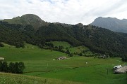 11 I verdi prati dei Piani di Ceresola con Monte Toro a sx e Tra Signori a dx